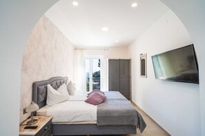Travel cot, free WiFi