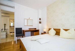 2 habitaciones, tabla de planchar con plancha y internet