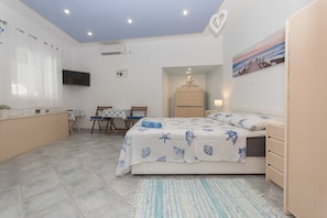 3 bedrooms, iron/ironing board, travel cot, free WiFi