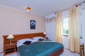 2 makuuhuonetta, silitysrauta/-lauta, vauvan matkasänky, ilmainen Wi-Fi