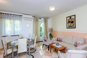 Dining - Apartments Nicol - Two-Bedroom Apartment with Terrace and Sea View (Dubrovnik)