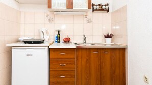 Refrigerador, parrilla de estufa y comedor 