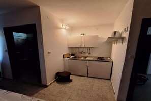 Réfrigérateur, plaque de cuisson, tables à manger