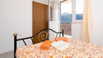 2 bedrooms, iron/ironing board, free WiFi