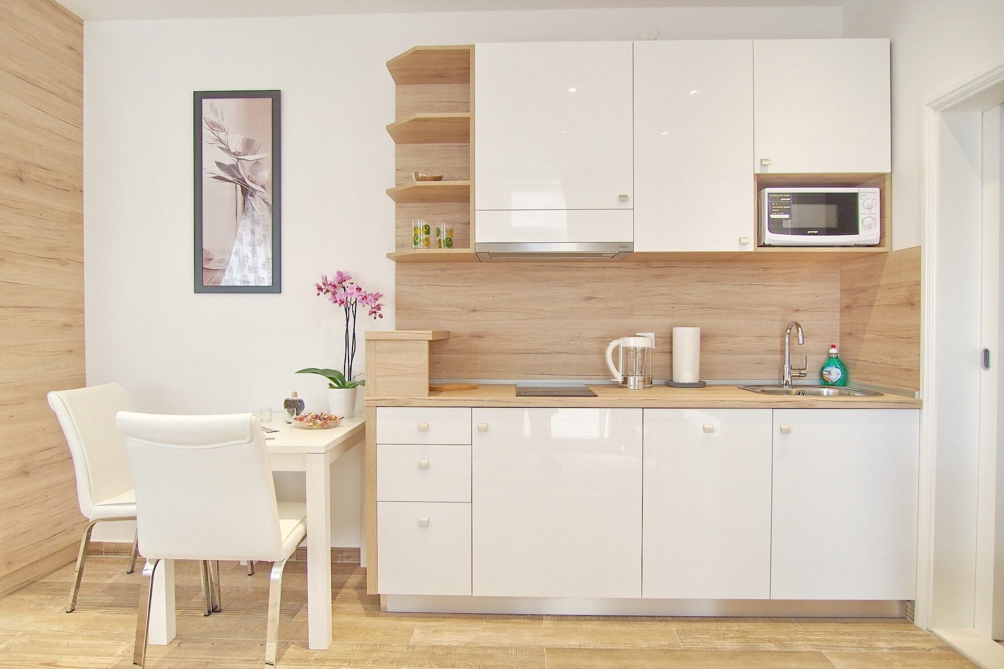 Refrigerador, microondas, parrilla de estufa y cafetera y tetera 