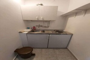 Fridge, stovetop