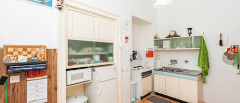 Refrigerador, microondas, parrilla de estufa y comedor