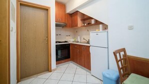 Wasserkocher mit Kaffee-/Teezubehör, Kühlschrank, Ofen, Herdplatte