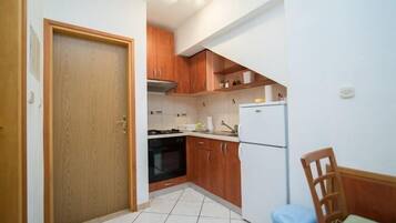 Fridge, oven, stovetop, coffee/tea maker