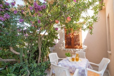 Outdoor dining. Apartments Longo - Standard One Bedroom Apartment with Terrace, A3 - (ST)