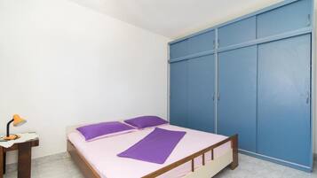 1 habitación, tabla de planchar con plancha y wifi