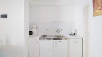 Kühlschrank, Mikrowelle, Herdplatte, Wasserkocher mit Kaffee-/Teezubehör