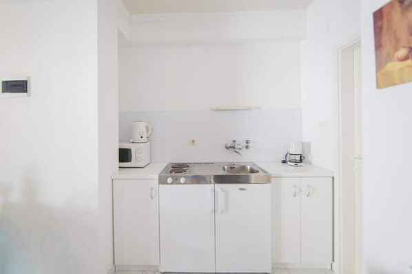 Coffee/tea maker, fridge, microwave, stovetop