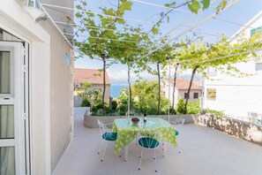 Outdoor dining - Studio apartment with terrace sea view (Postira)