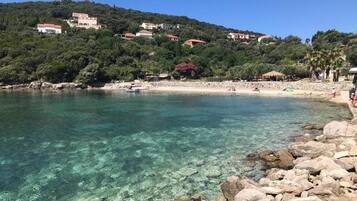 Una playa cerca