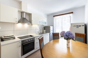 Fridge, oven, stovetop, dishwasher