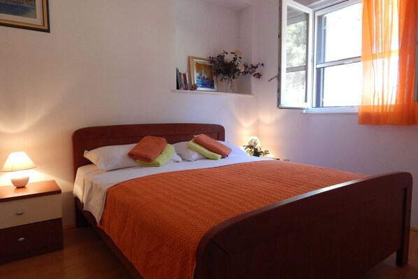 2 bedrooms, travel cot, free WiFi
