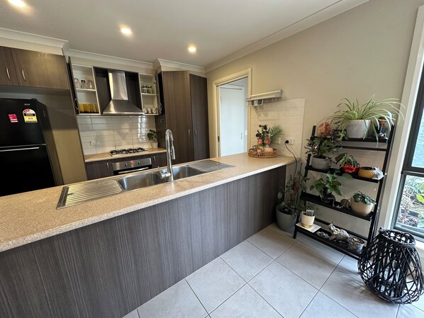 Een magnetron, een oven, een kookplaat, een vaatwasser