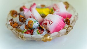 En kurv med forskellige chokolade- og slikgaver.