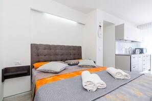 Fer et planche à repasser, lit de bébé portatif, accès au Wi-Fi (inclus)
