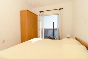 3 slaapkamers, een strijkplank/strijkijzer, internet