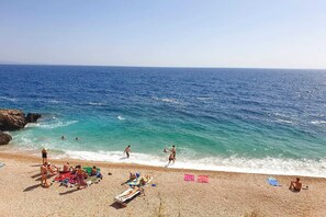 On the beach - Holiday Home Jasminka - Three Bedroom Holiday Home with Terrace and Sea View (Potomje)