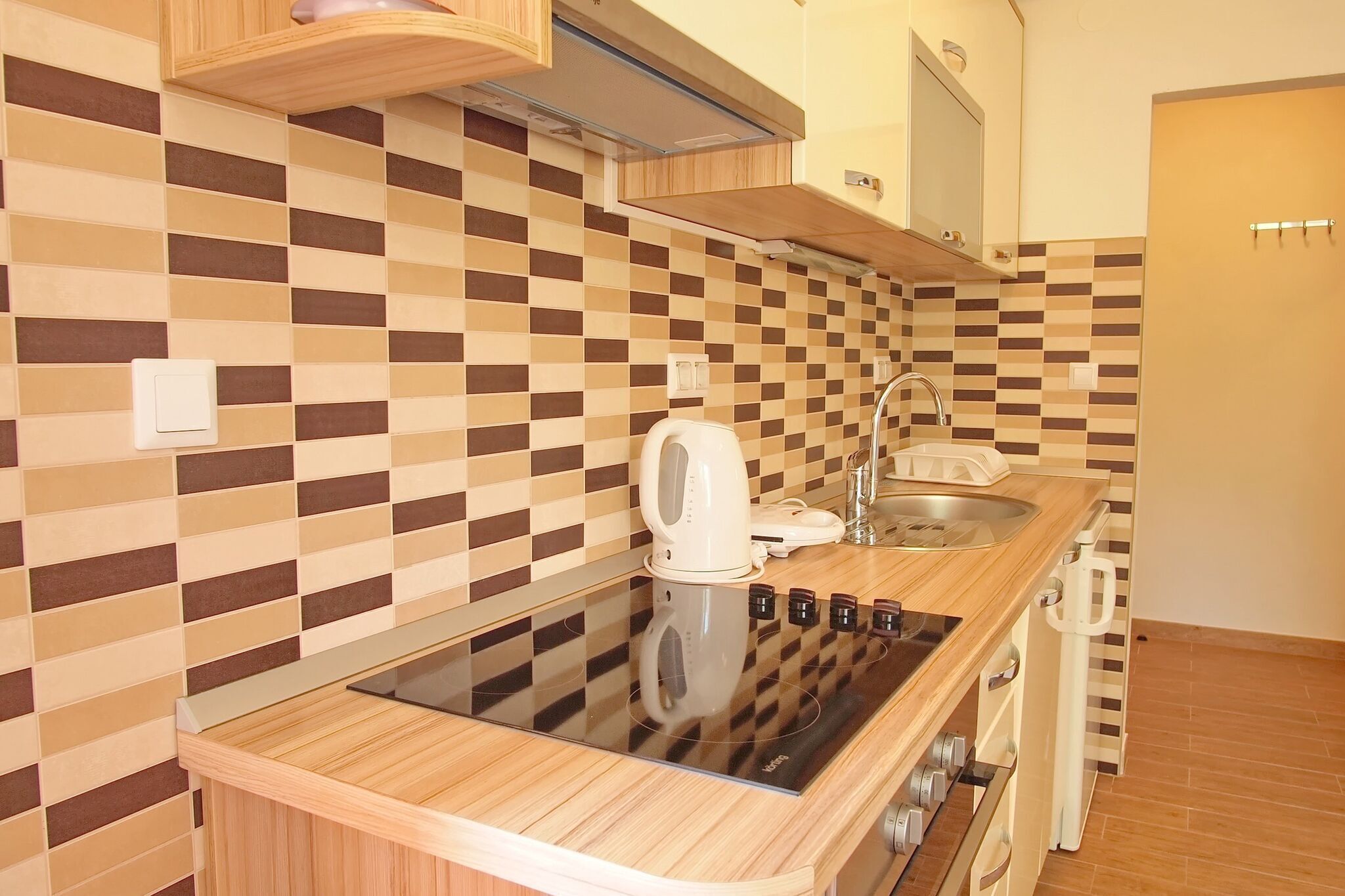 Frigorífico, microondas, horno y placa de cocina