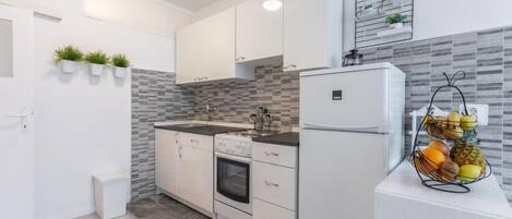 Fridge, oven, stovetop, coffee/tea maker