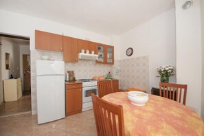 Refrigerador, horno, parrilla de estufa y cafetera y tetera