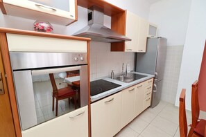 Kühlschrank, Ofen, Herdplatte, Geschirrspüler