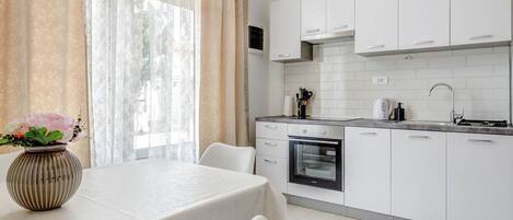 Fridge, oven, stovetop, coffee/tea maker