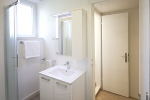 Dusche, Haartrockner, Handtücher
