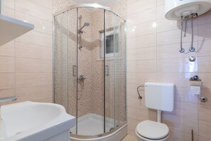 Douche, séchoir à cheveux, serviettes fournies