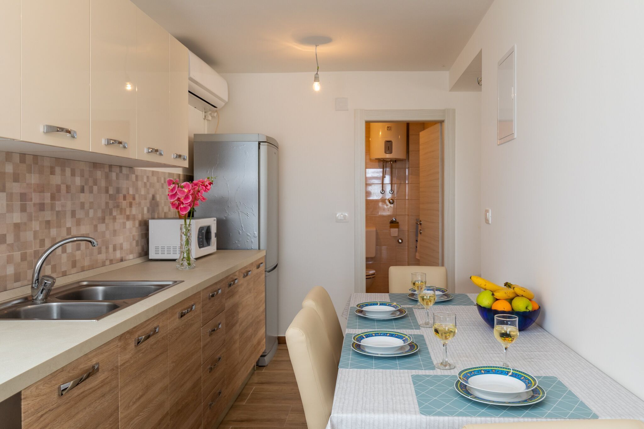 Frigorífico, microondas, horno y placa de cocina