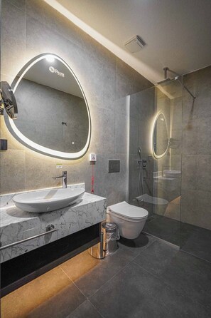 Standard Suite | Bathroom | Eco-friendly toiletries, hair dryer, slippers, towels - Byon Hotel Şile (Sile)