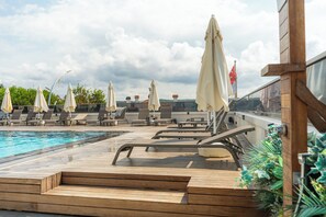 A rooftop pool area with lounge chairs and umbrellas. - Byon Hotel Şile (Sile)