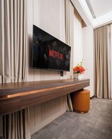 Corner Room, Non Smoking, Garden View | 高档床上用品、迷你吧、客房内保险箱、特色装修