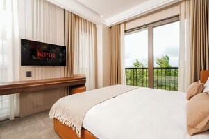 高档床上用品、迷你吧、客房内保险箱、特色装修