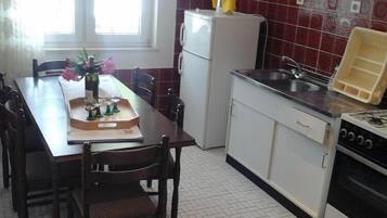 Geladeira, fogão, cooktop, cafeteira/chaleira