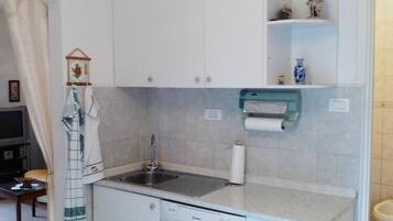 Coffee/tea maker, fridge, microwave, stovetop