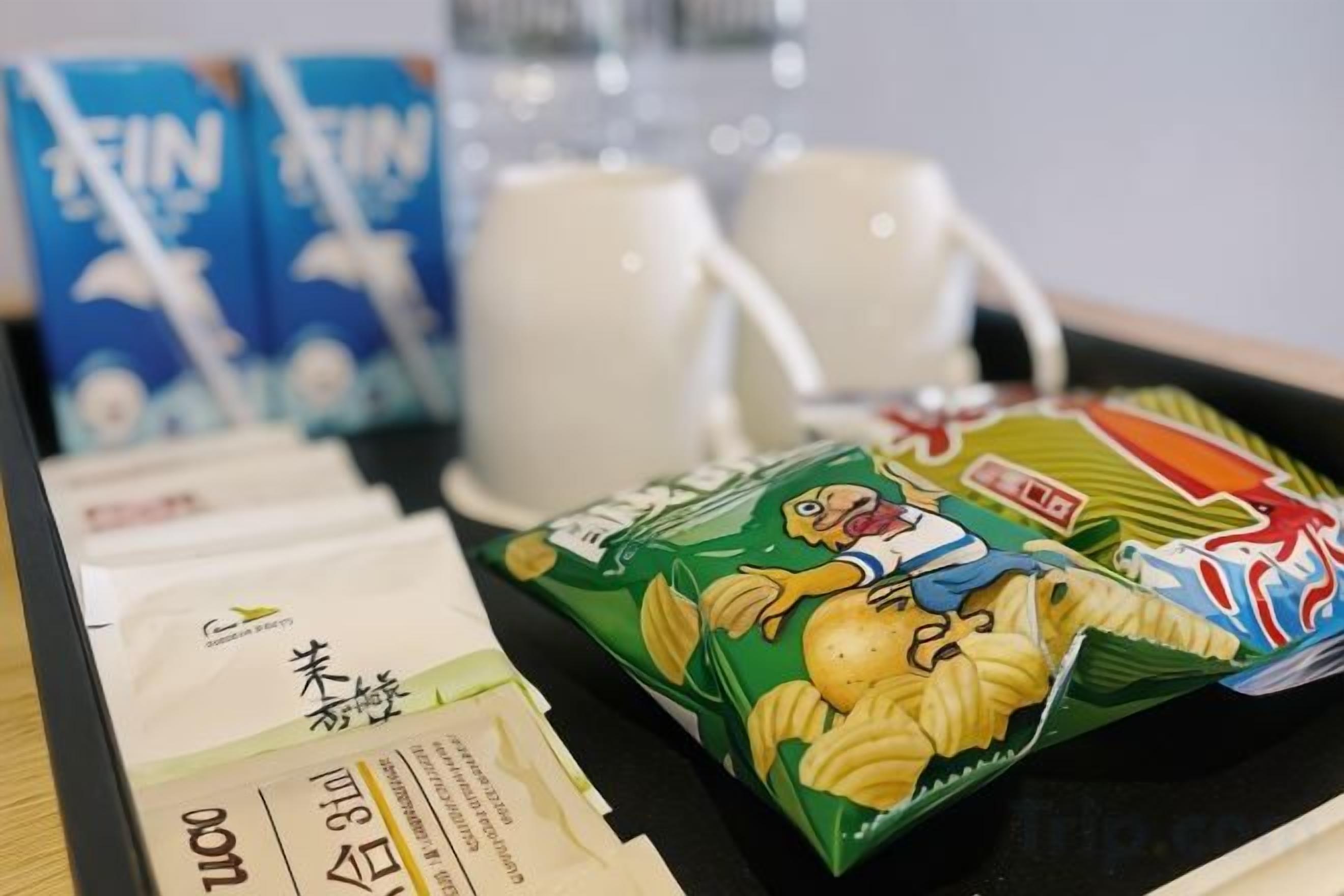 Una mesa con comida y una jarra de leche.