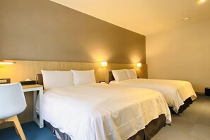 A hotel room with two beds, a desk, and a chair. - Mizuho Hotel (Hualien)