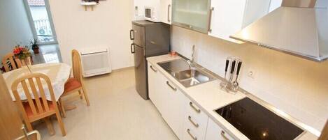 Réfrigérateur, four à micro-ondes, surface de cuisson, cafetiÚre-théiÚre