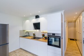 Fridge, oven, stovetop, dishwasher