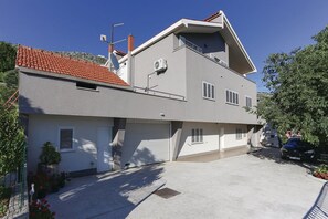 Holiday Home Exterior [summer] - Apartment Villa IN - Four-Bedroom Apartment with Private Pool (Gornje Sitno)