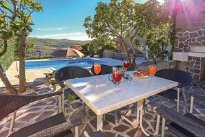 Outdoor dining - Apartment Villa IN - Four-Bedroom Apartment with Private Pool (Gornje Sitno)