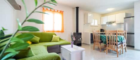 Smart TV, fireplace