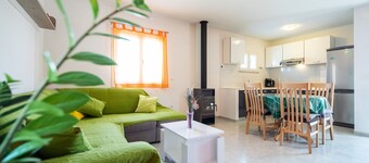 Olive's Garden House - Three Bedroom Holiday Home with Terrace and Sea View