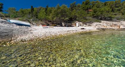 Olive's Garden House - Three Bedroom Holiday Home with Terrace and Sea View