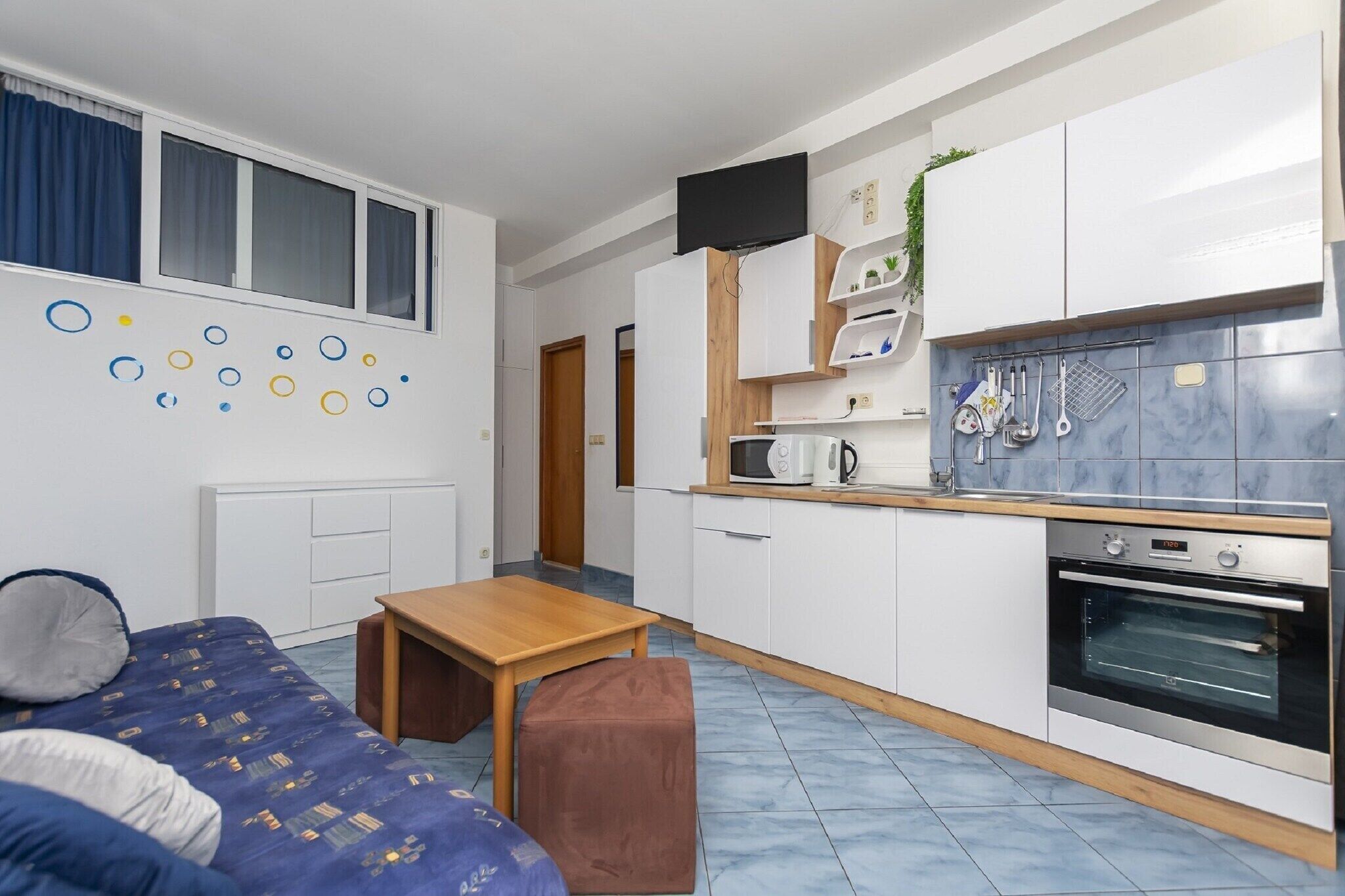 Fridge, stovetop, dining table
